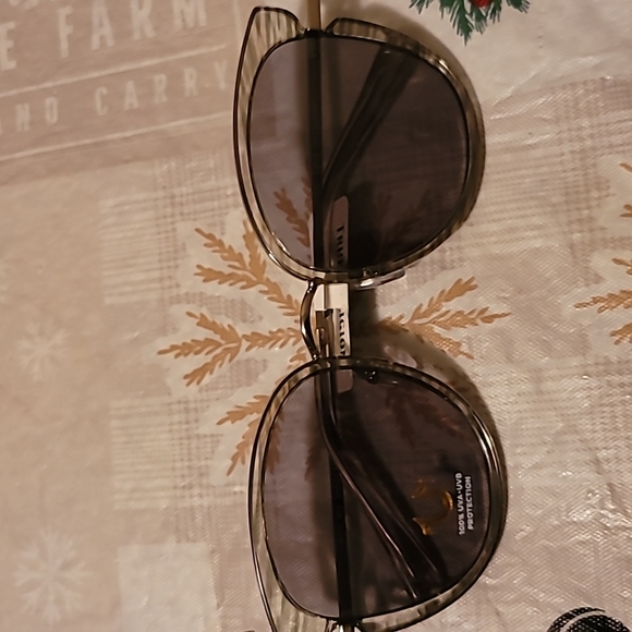 True Religion - Picture 2 of 3